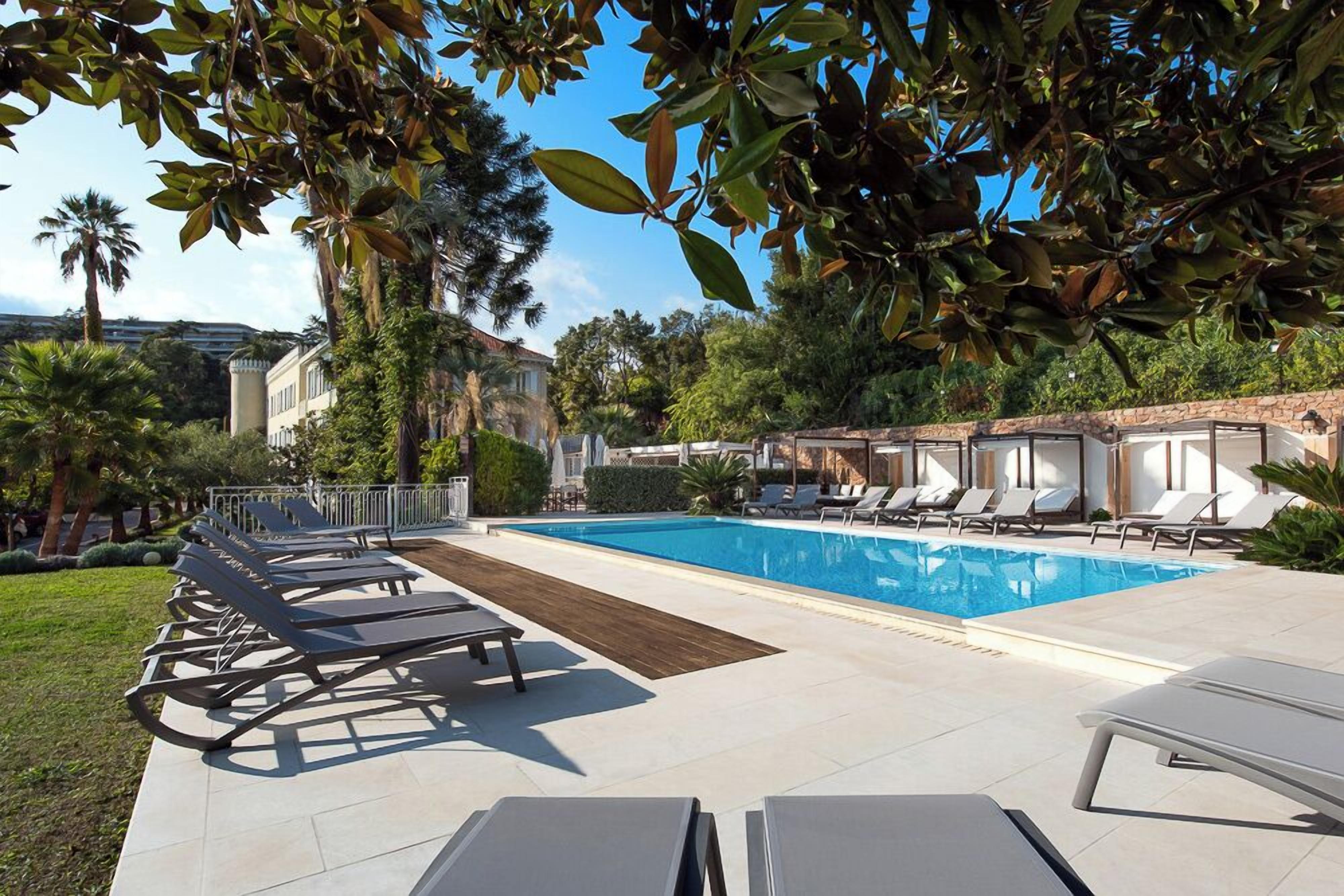 حمّام سباحة خارجي موسمي، مظلات على حمّام السباحة، مقاعد للتشمس