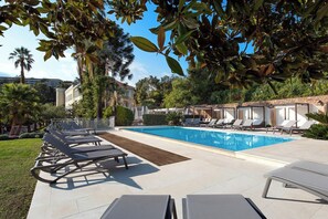 Sesongbasert utendørsbasseng, bassengparasoller og solsenger