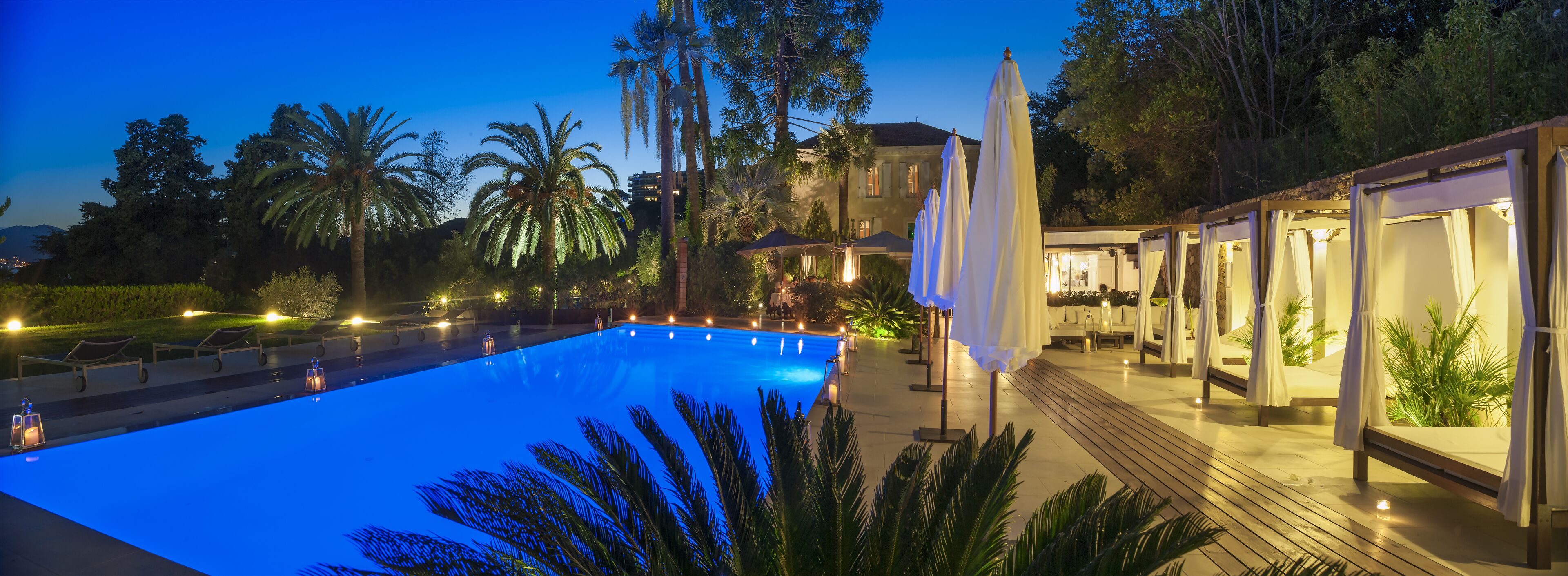 seasonal outdoor pool, open 9:30 am to 6:30 pm, pool umbrellas