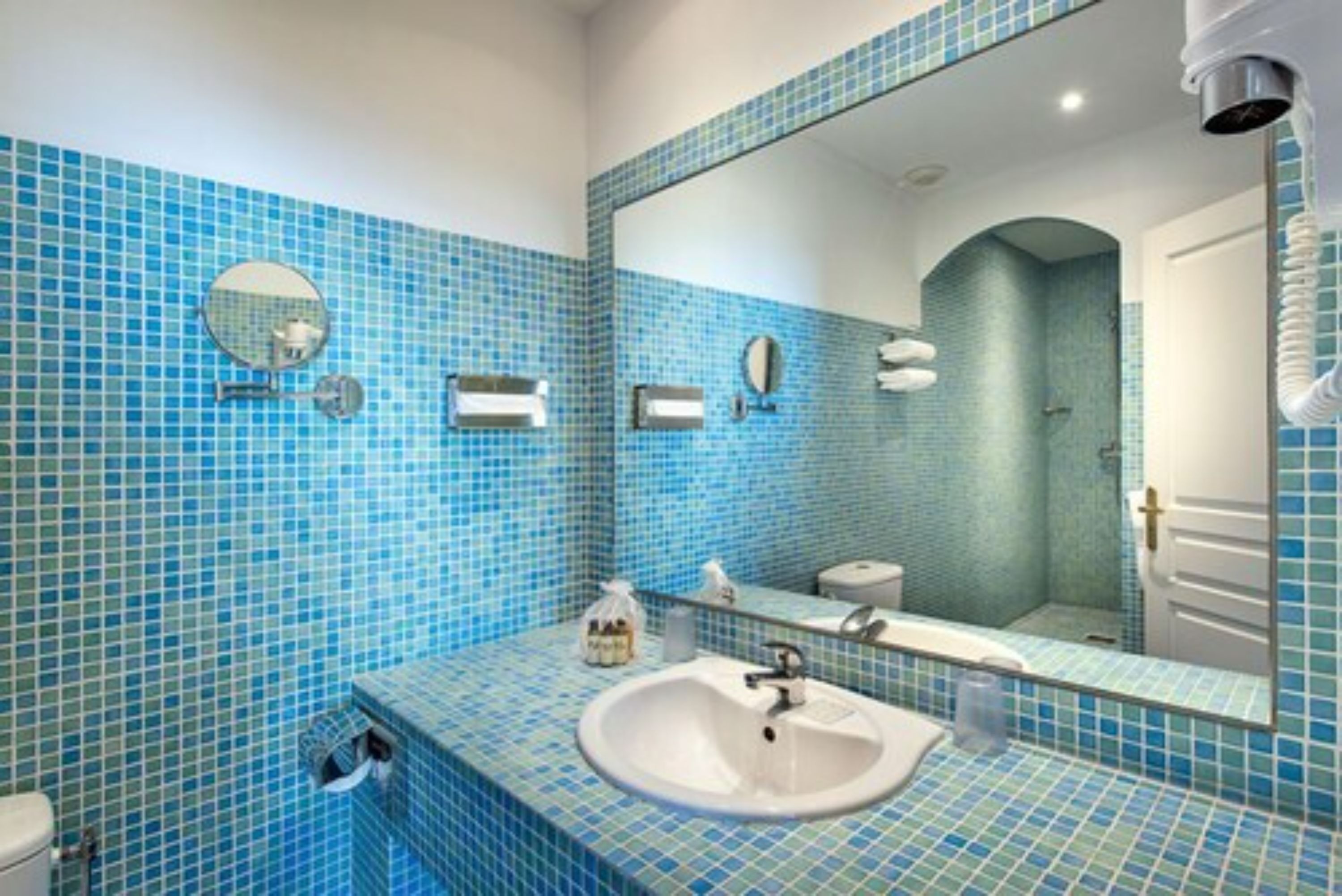 classic room | bathroom | free toiletries, hair dryer, slippers, towels