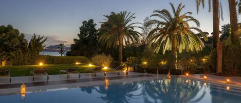 Bar tepi kolam renang