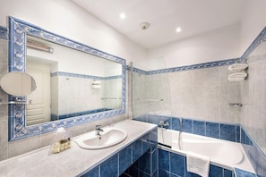 Ensemble baignoire-douche, articles de toilette (gratuits)