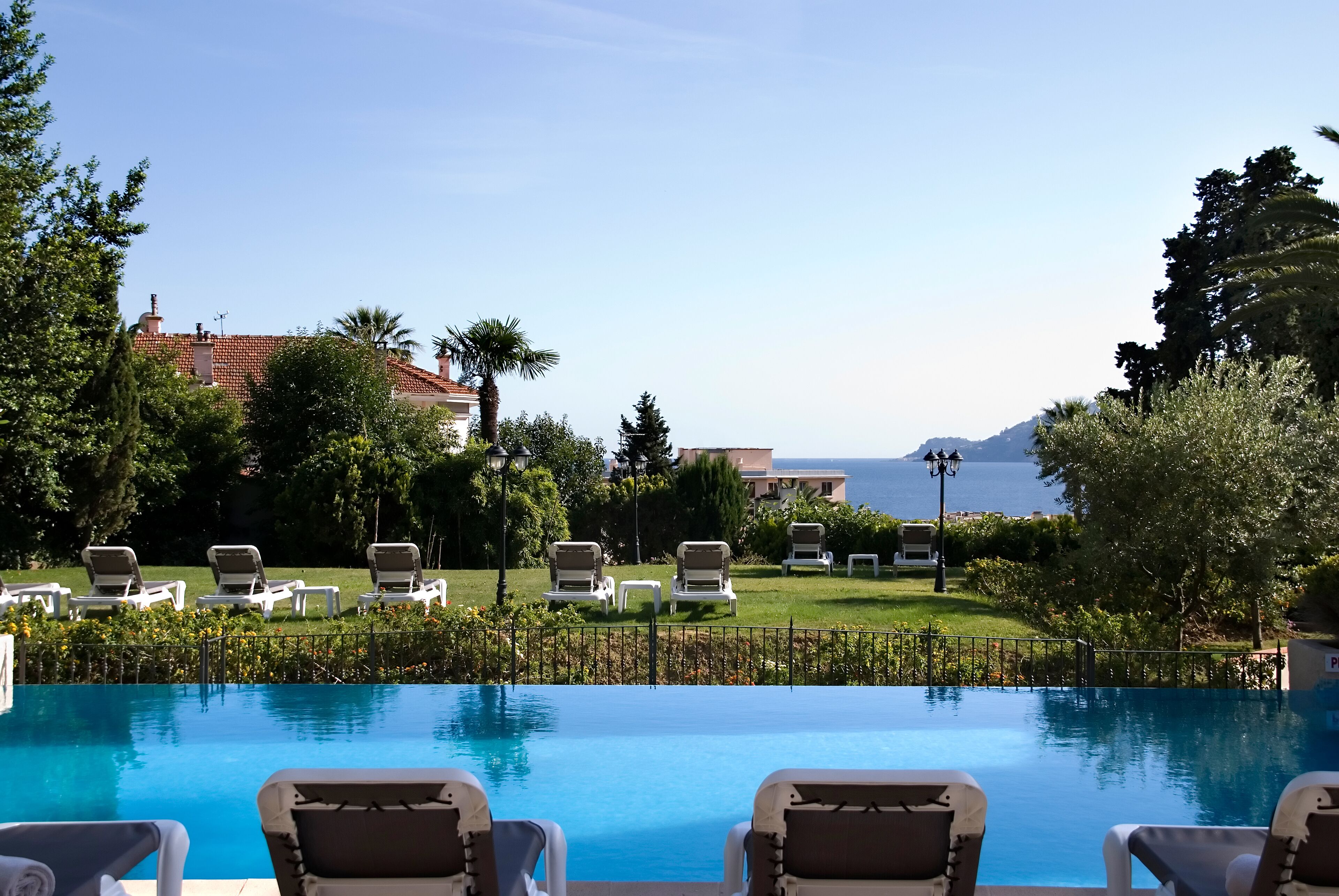 seasonal outdoor pool, open 9:30 am to 6:30 pm, pool umbrellas