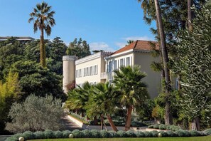 Front of property - Hotel Chateau De La Tour (Cannes)