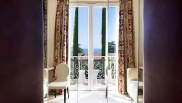 Deluxe Room, Garden View | Minibar, in-room safe, individually decorated, desk