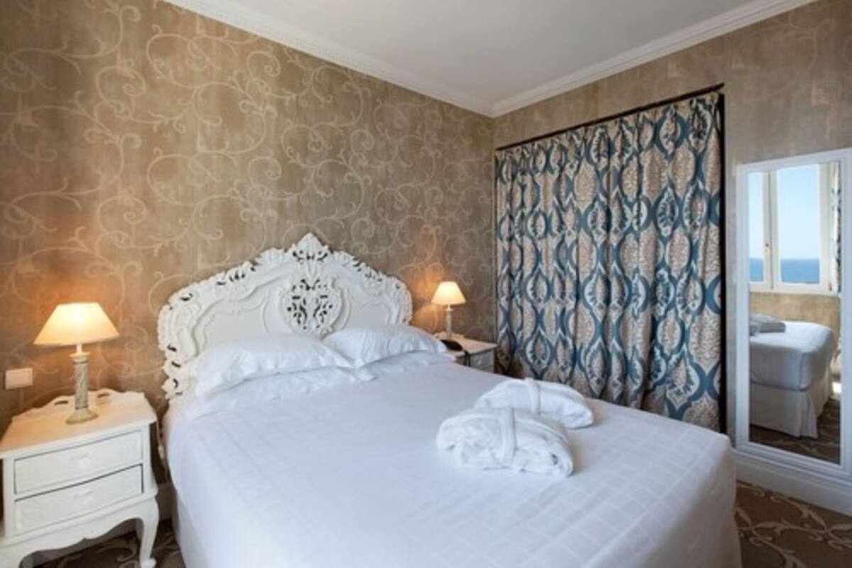 Classic Room | Minibar, in-room safe, individually decorated, desk