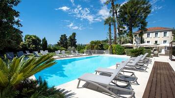 Piscine extérieure (ouverte en saison), parasols de plage