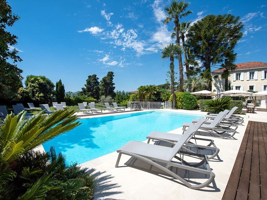 Piscina externa sazonal, funciona das 8h às 20h, guarda-sóis