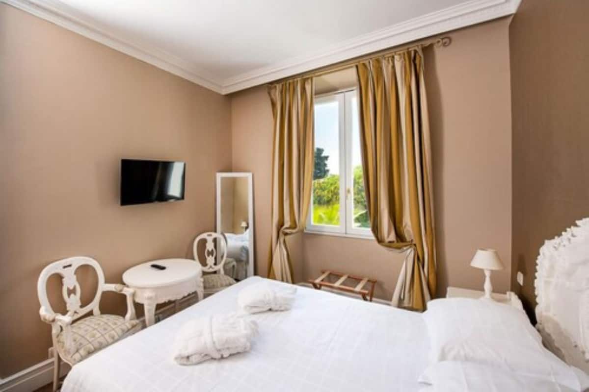 Traditional Room | Minibar, in-room safe, individually decorated, desk