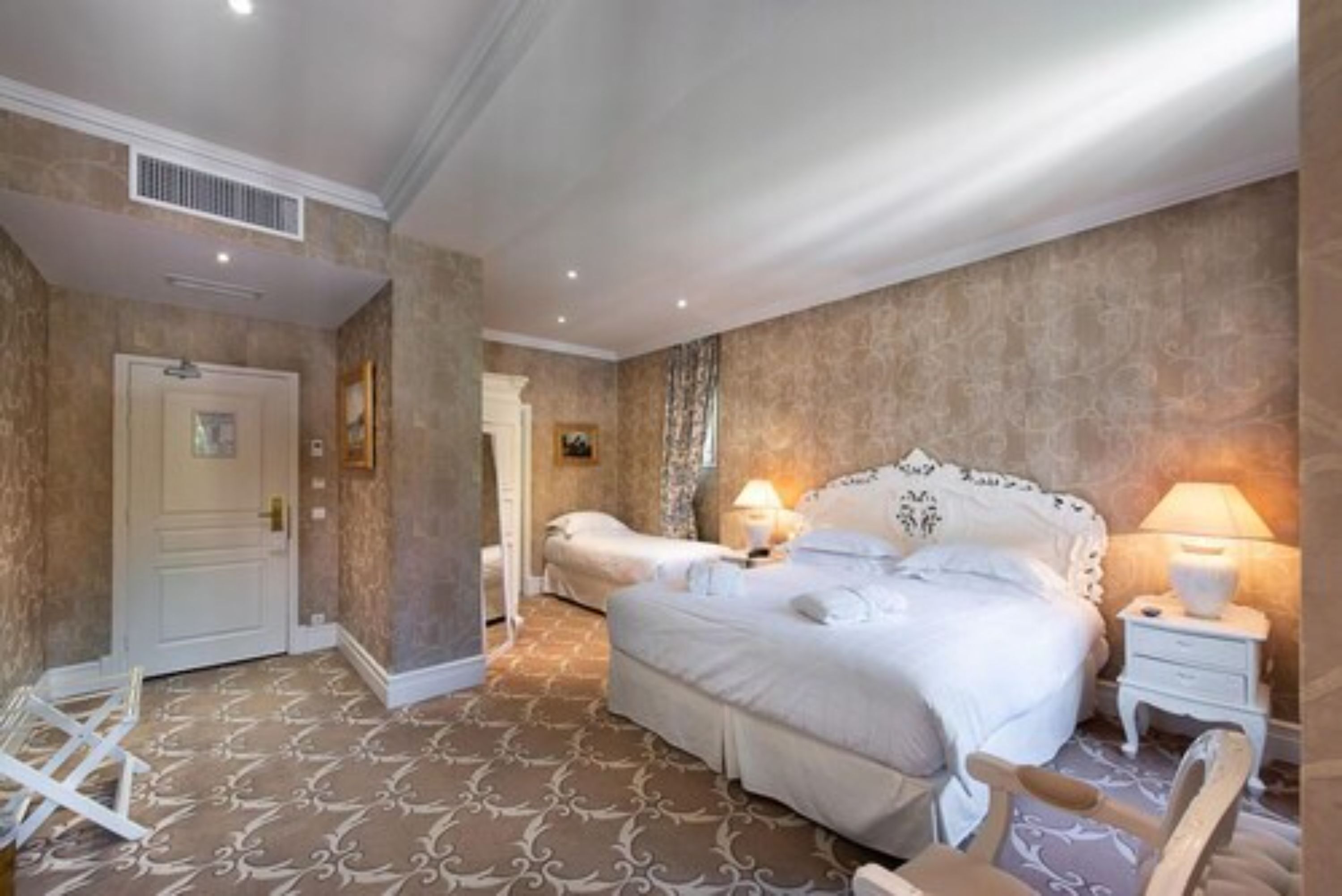 executive room | minibar, in-room safe, individually decorated, desk