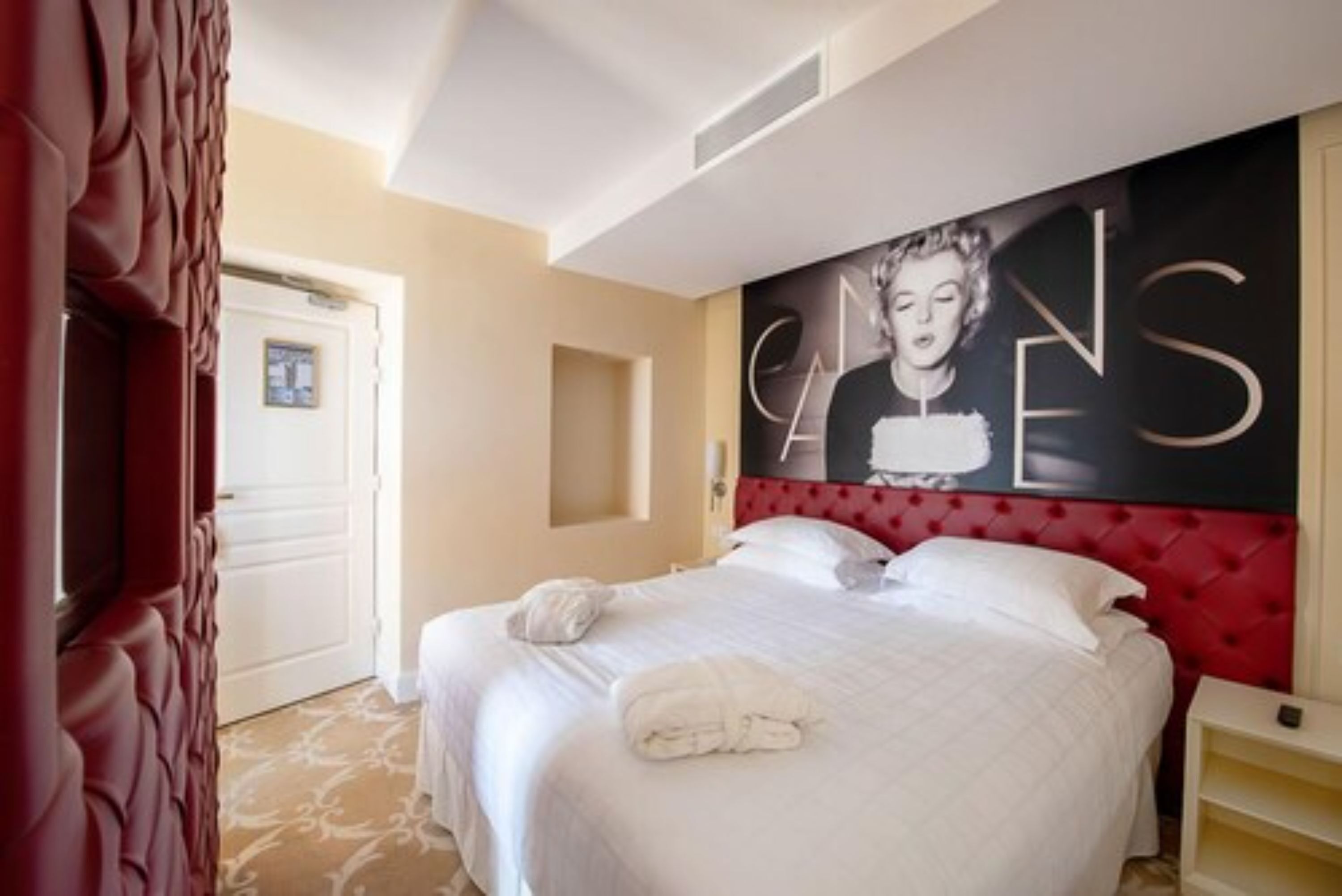 deluxe room, garden view | minibar, in-room safe, individually decorated, desk