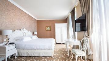 Deluxe Room, Garden View | Premium bedding, free minibar, in-room safe, desk