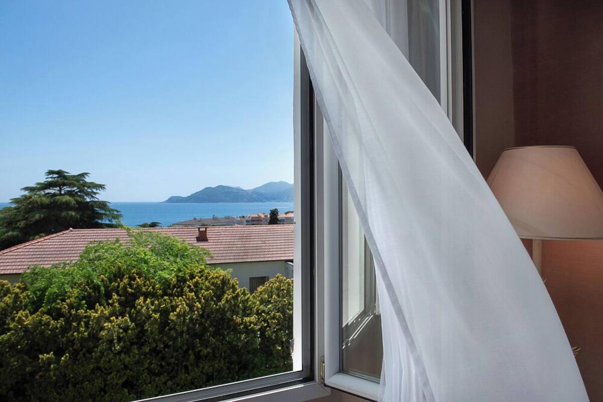 Executive Room | Minibar, in-room safe, desk, soundproofing