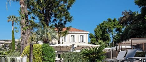 季节性开放的室外游泳池,09:00 至 20:00 开放,池畔遮阳伞,日光浴躺椅