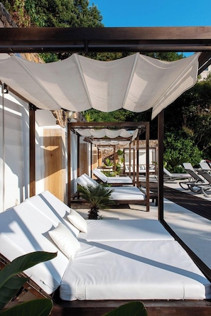 สระว่ายน้ำกลางแจ้งเปิดตามฤดูกาล, ร่มริมสระว่ายน้ำ, เก้าอี้อาบแดดริมสระ