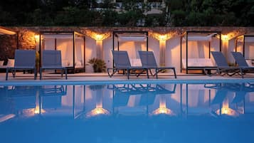 Een seizoensgebonden buitenzwembad en parasols bij het zwembad