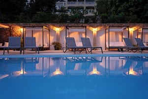 Piscine extérieure (ouverte en saison), parasols de plage