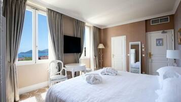 Deluxe Room, Garden View | Minibar, in-room safe, individually decorated, desk