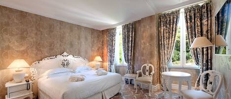 Hochwertige Bettwaren, kostenlose Minibar, Zimmersafe, Schreibtisch