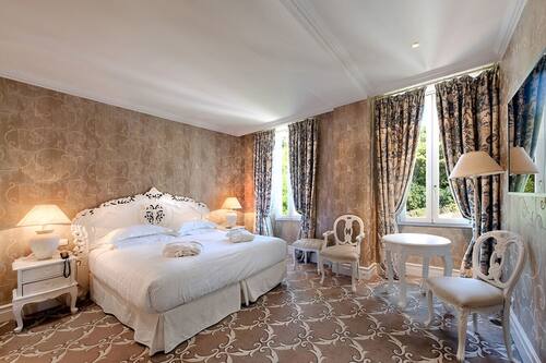 Premium bedding, free minibar, in-room safe, desk