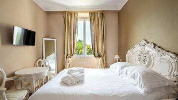 Classic Room | Premium bedding, free minibar, in-room safe, desk