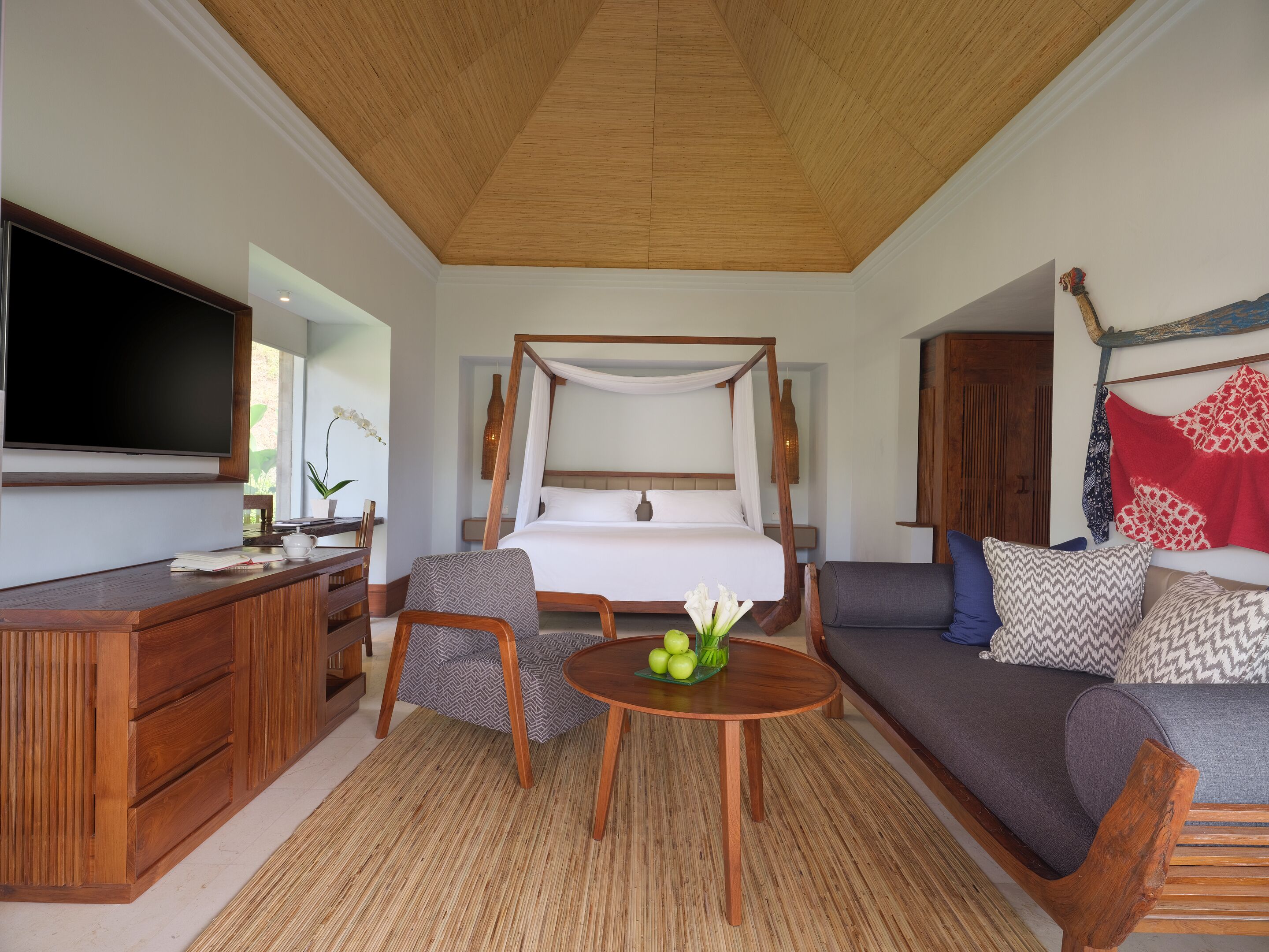 2 bedrooms, premium bedding, minibar, in-room safe