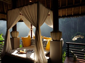 Couples treatment rooms, body treatments, aromatherapy, body scrubs