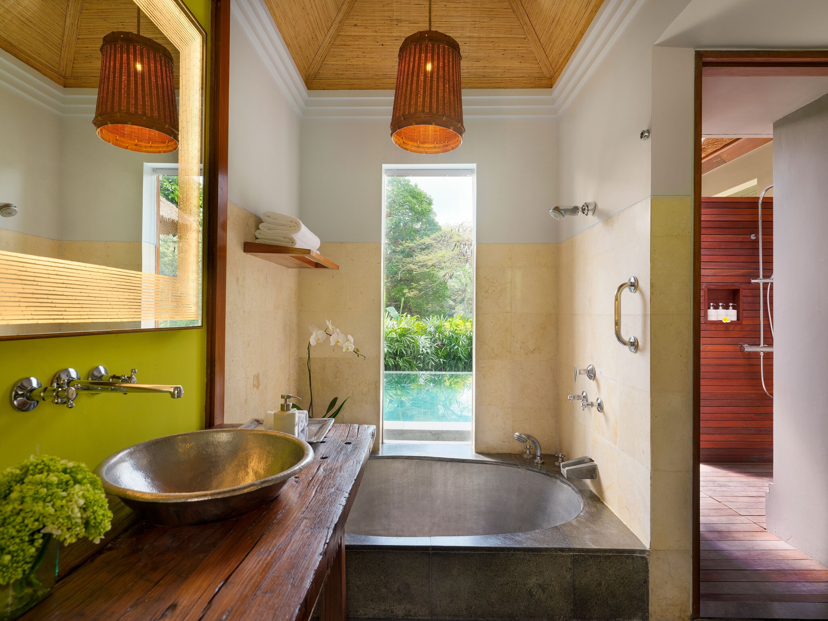 combined shower/bathtub, rainfall showerhead, free toiletries