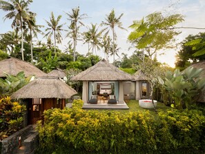 Premium bedding, minibar, in-room safe, individually decorated - Maya Ubud Resort and Spa (Ubud)