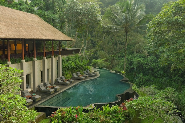 2 piscines extérieures, cabanons gratuits, parasols de plage