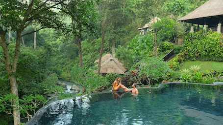 2 piscinas al aire libre, camas de piscina gratis, sombrillas