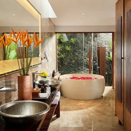 Maya Presidential Villa with Butler Service | Bathroom | Combined shower/tub, rainfall showerhead, free toiletries, hair dryer