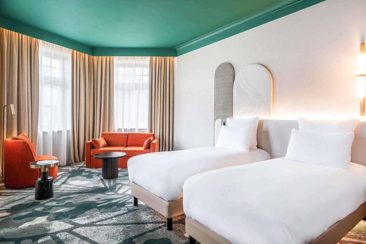 Rom – deluxe | Allergitestet sengetøy, minibar, safe på rommet og skrivebord