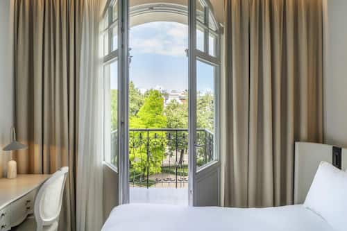 Literie hypoallergénique, minibar, coffres-forts dans les chambres