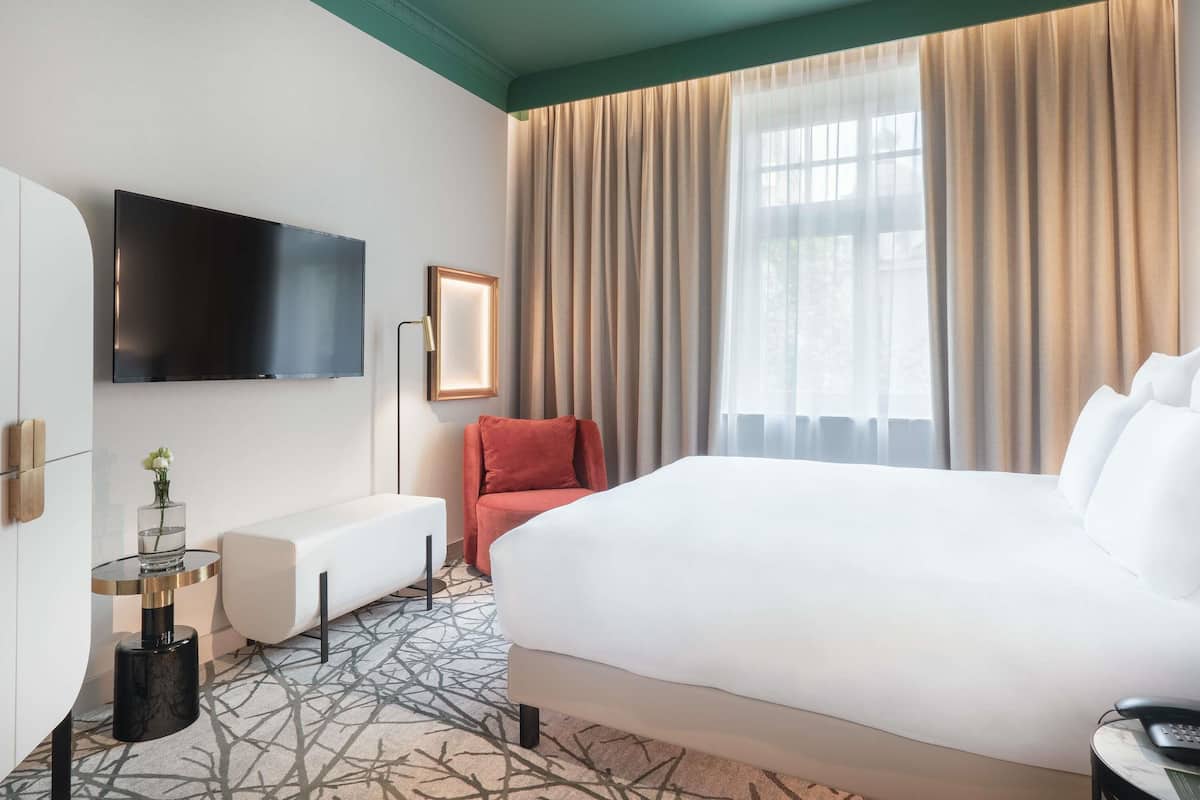 1 bedroom, hypo-allergenic bedding, minibar, in-room safe