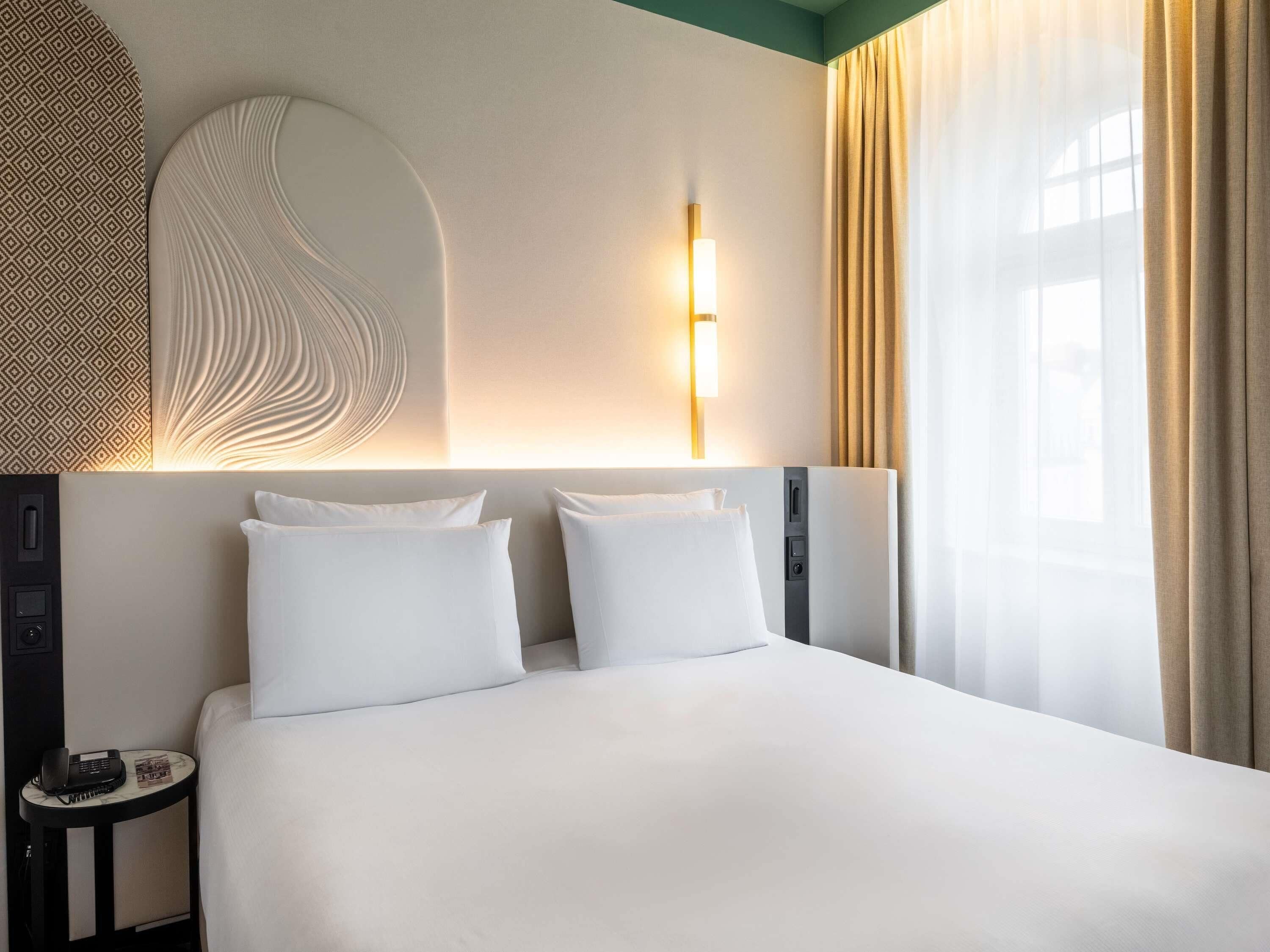 Suite – junior, 1 kingsize-seng med sovesofa | Allergitestet sengetøy, minibar, safe på rommet og skrivebord