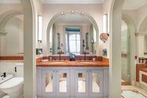Suite ejecutiva, 1 cama de matrimonio grande | Baño | Ducha, artículos de higiene personal ecológicos y secador de pelo
