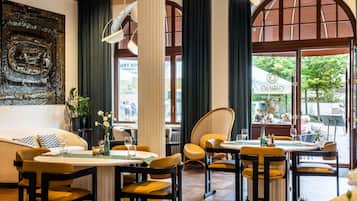 供應早餐、午餐及晚餐