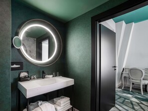 Deluxe-huone, 1 suuri parisänky ja vuodesohva | 1 makuuhuone, allergiatestatut vuodevaatteet, minibaari