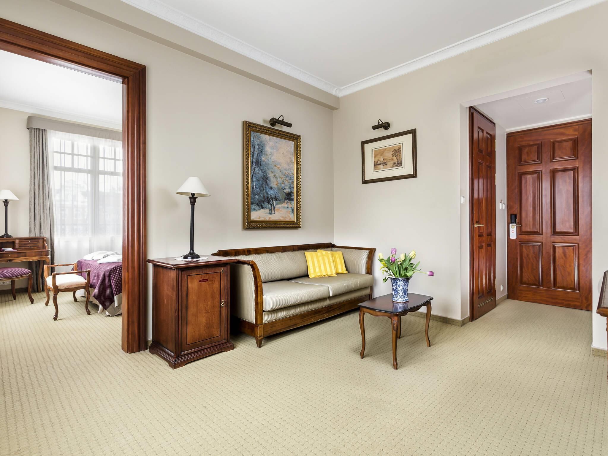 1 bedroom, hypo-allergenic bedding, minibar, in-room safe