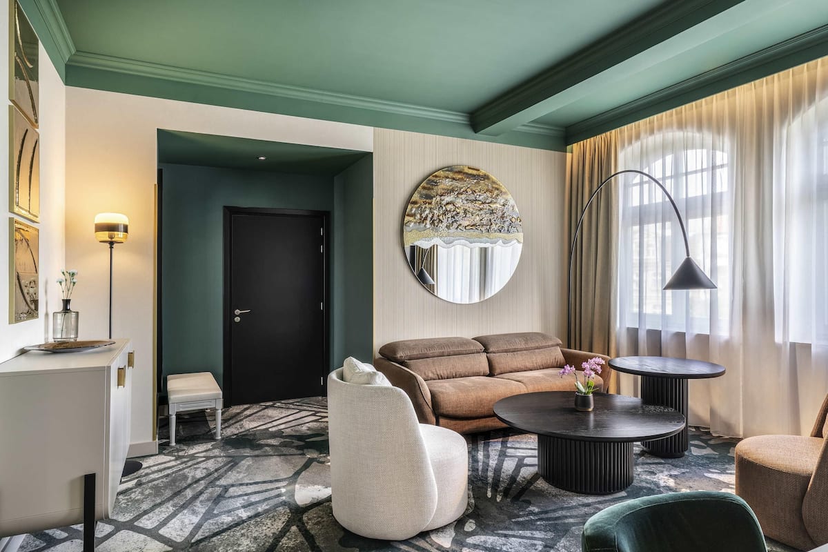 Executive Suite, 1 King Bed | 1 bedroom, hypo-allergenic bedding, minibar, in-room safe