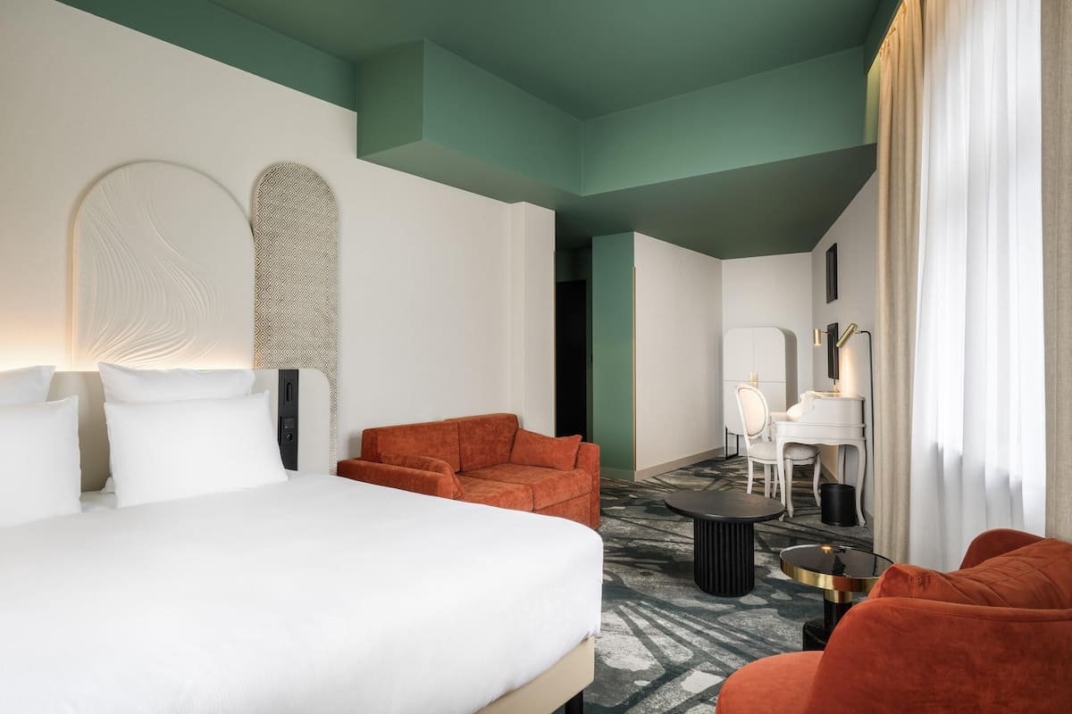 Deluxe-huone, 1 suuri parisänky ja vuodesohva | Allergiatestatut vuodevaatteet, minibaari, tallelokero huoneessa