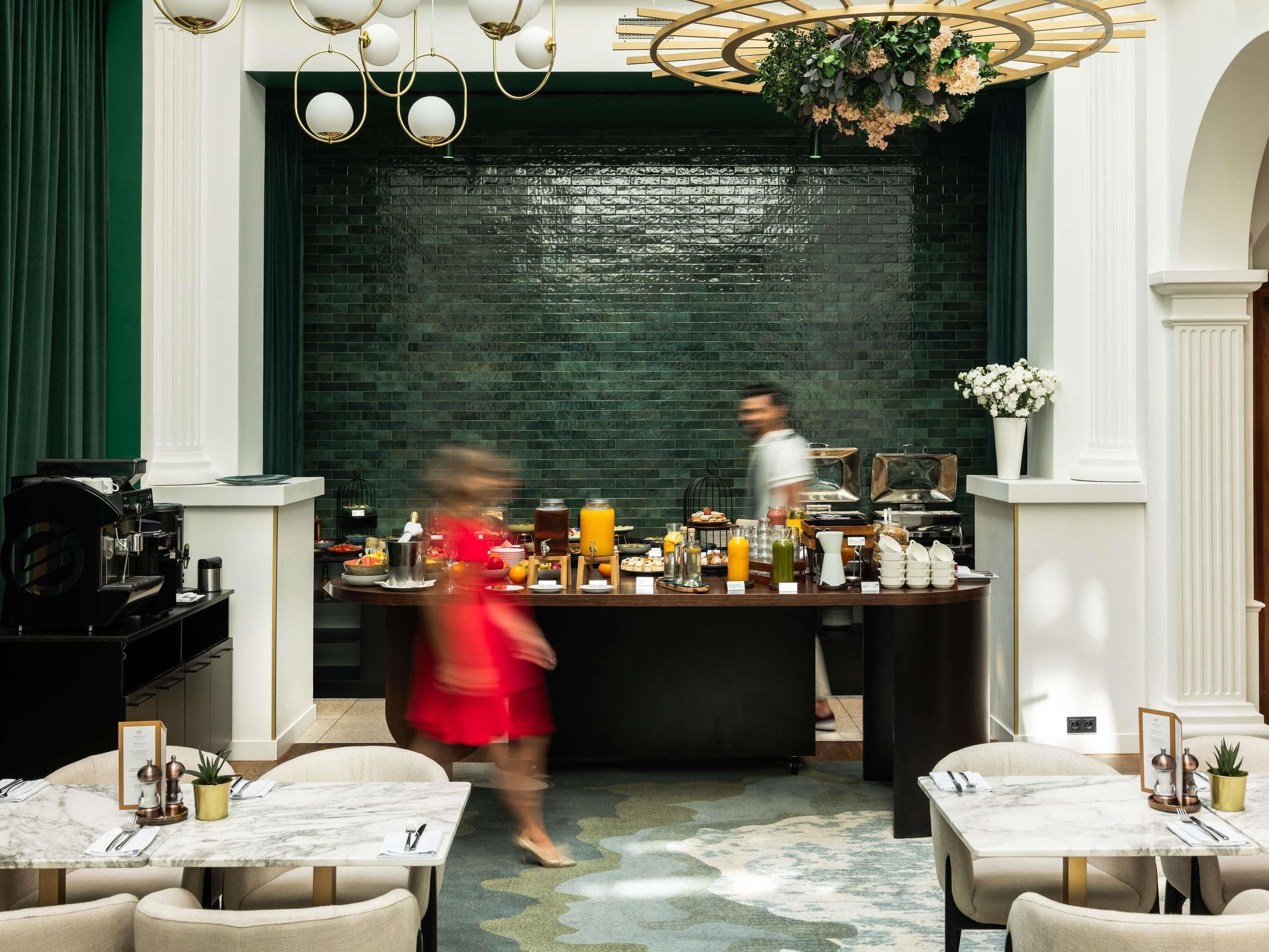 Daily buffet breakfast (PLN 94 per person)