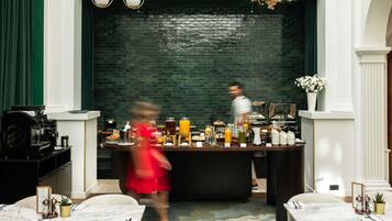 Desayuno buffet diario (PLN 94 por persona)