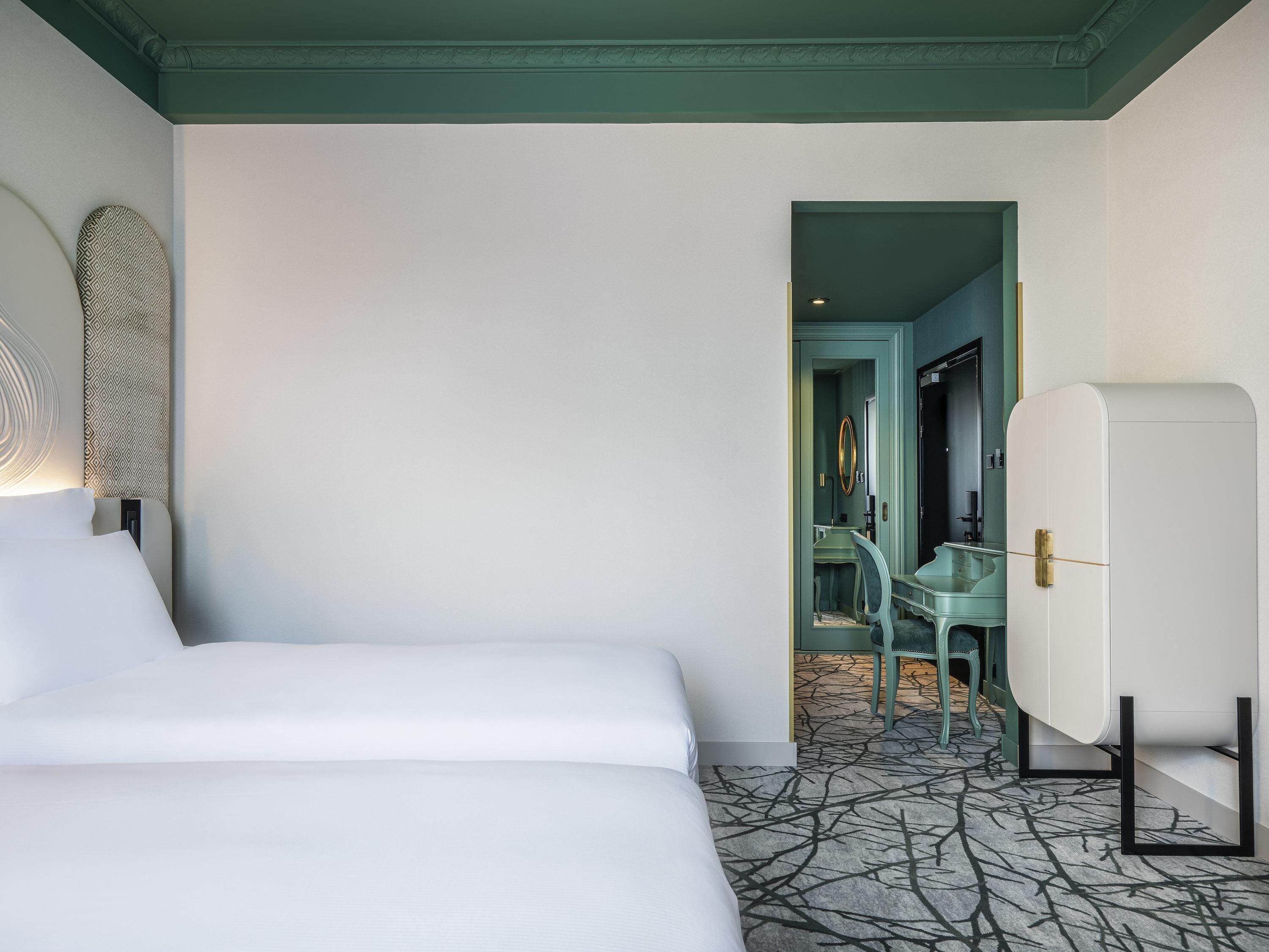 Habitación clásica, 2 camas individuales | Ropa de cama hipoalergénica, minibar, caja fuerte y escritorio