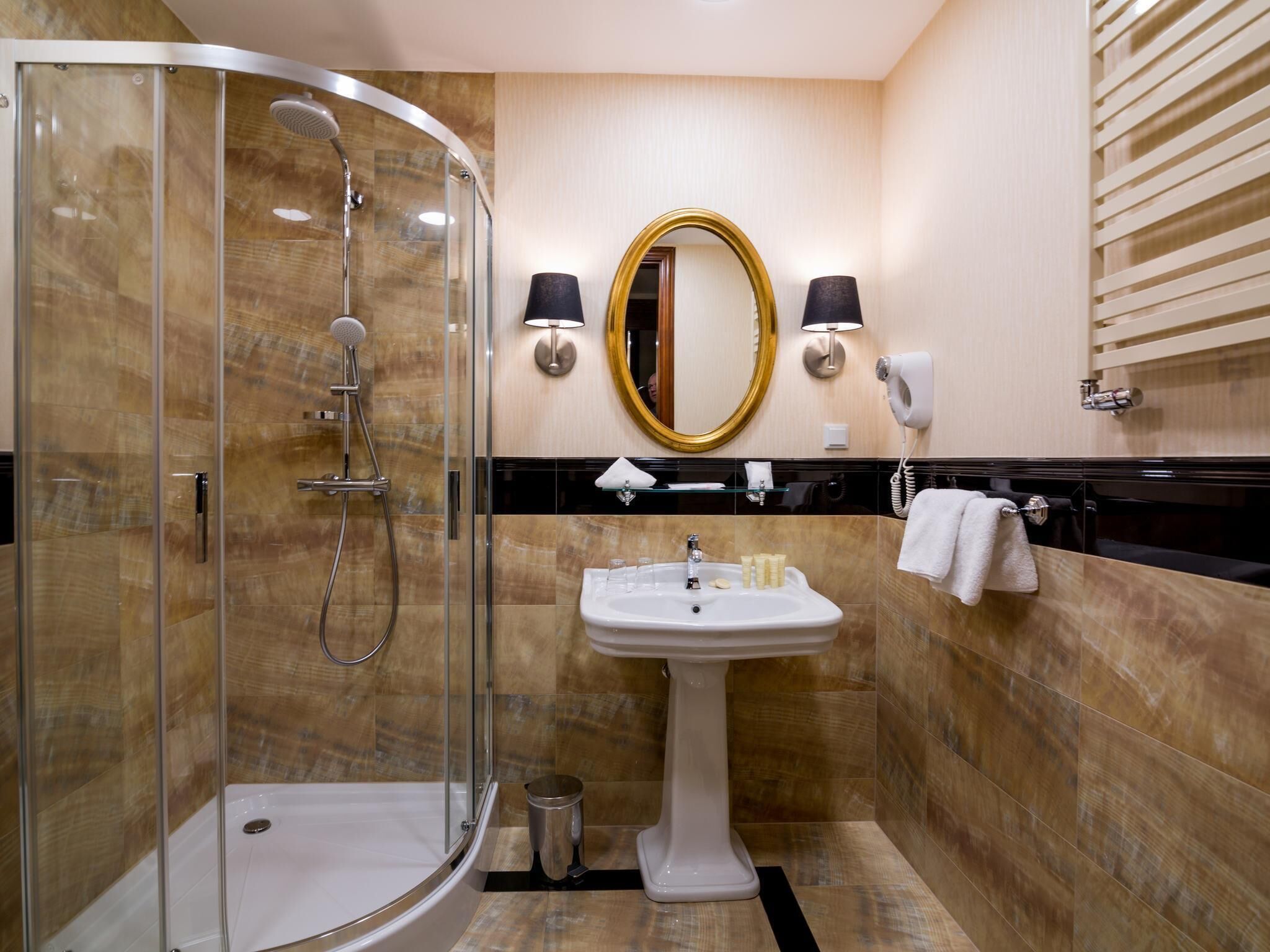 1 bedroom, hypo-allergenic bedding, minibar, in-room safe