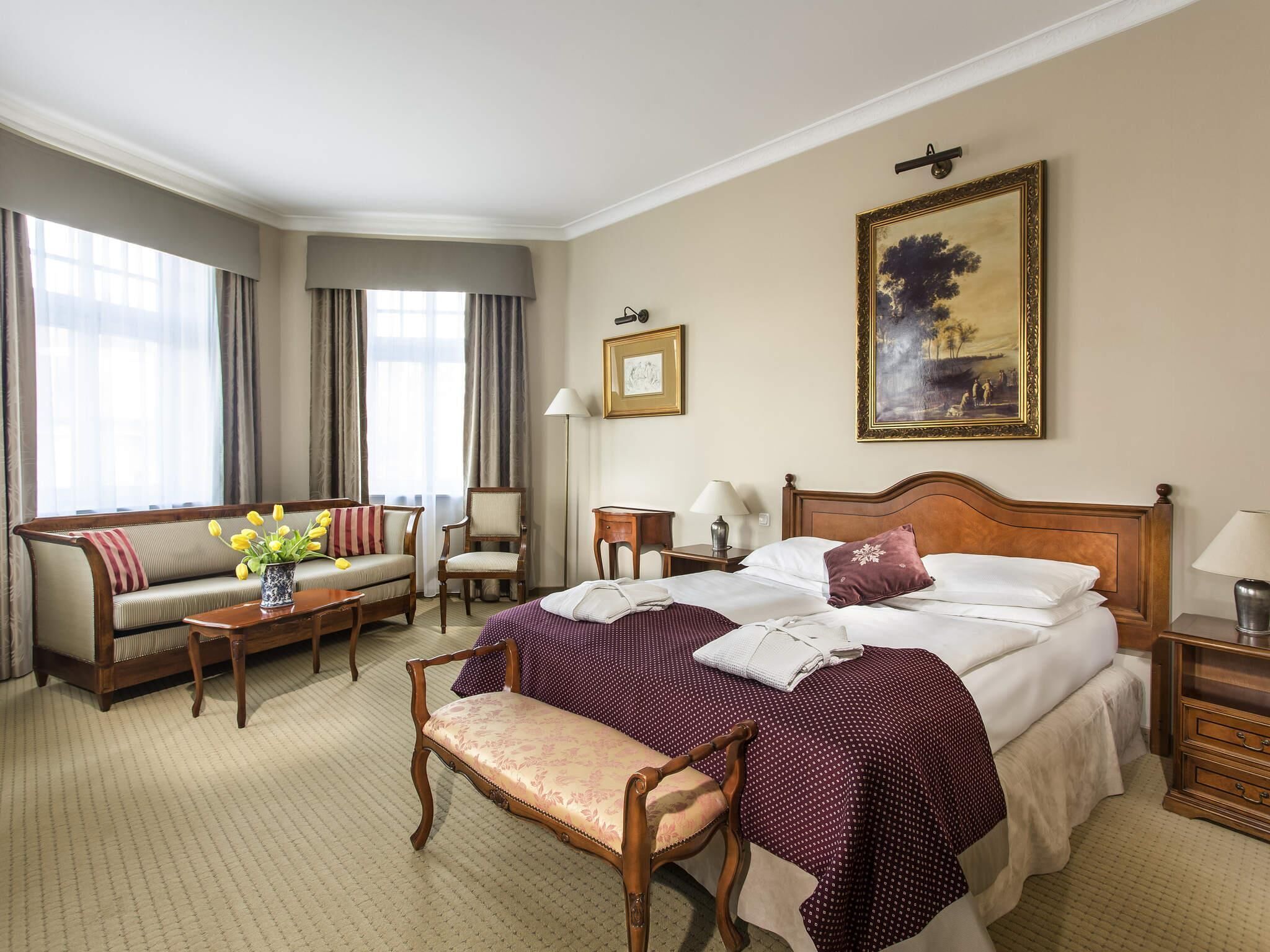 1 bedroom, hypo-allergenic bedding, minibar, in-room safe