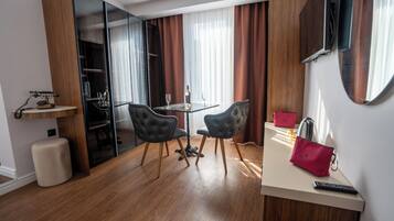 Comfort-Zimmer | Hochwertige Bettwaren, Minibar, Zimmersafe, Schreibtisch