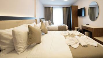 Habitación triple familiar, vista a la ciudad | Ropa de cama de alta calidad y minibar