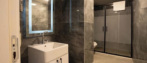 Habitación Confort | Baño | Regadera, regadera tipo lluvia, amenidades de baño gratuitas